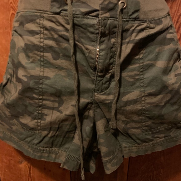 A New Approach Camouflaged Shorts - Picture 3 of 13